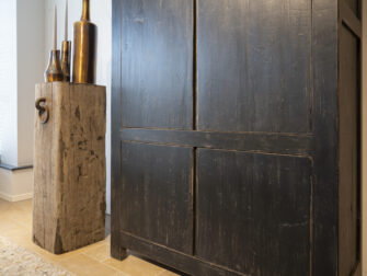 zwarte stijlvolle kledingkast elmhout