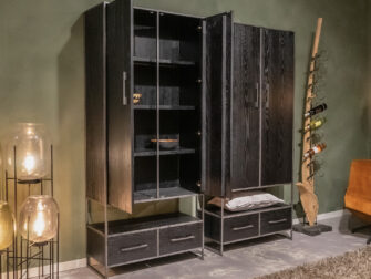 zwarte hoge kast