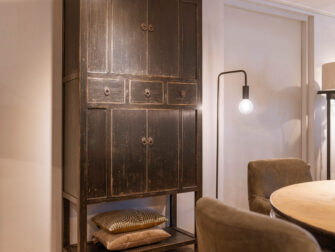 hoge zwarte robuuste kast