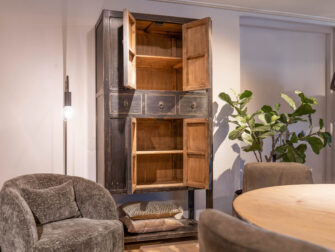 hoge zwarte kast met veel opbergruimte