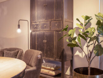 robuuste zwarte kast met deuren