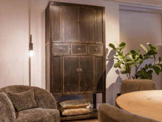 zwarte hoge kast met laden