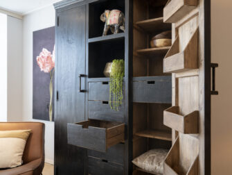 vakkenkast met laden en deuren zwart