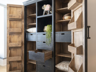 stoere grote zwarte opbergkast