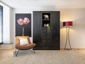 zwarte vakkenkast met veel opbergruimte