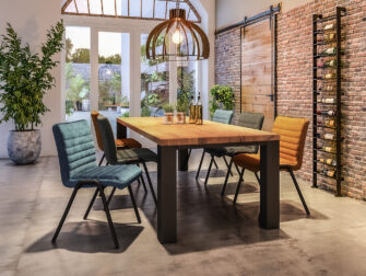 industriele tafel met velvet stoelen