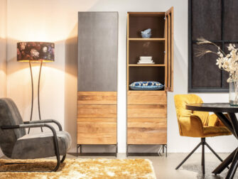 fraaie ranke kast van oud hout