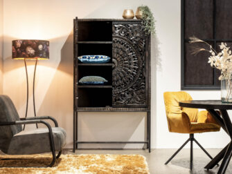 industriële kast met handsnijwerk