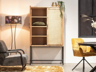 sfeervolle kast met stalen onderstel