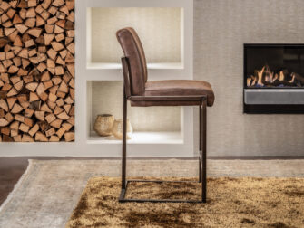 hoge barkruk in bruine stof