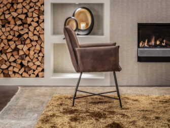 bruine lederen eetkamerstoel met armleuning