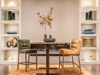 bartafel met bartafelbank en krukken