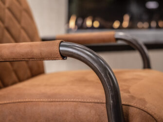 cognac lederen stoel met stalen onderstel