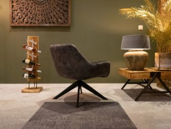 groene armstoel op voet