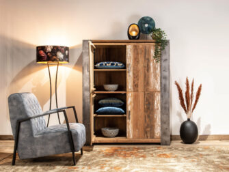 sfeervolle gesloten kast van recyclet teak