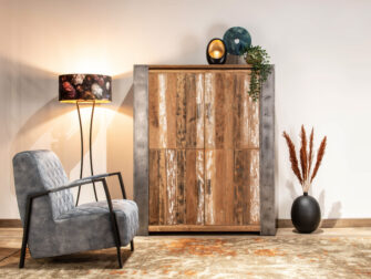 robuuste kast met stalen poten