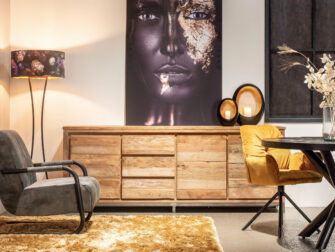 fraai dressoir met stalen poten