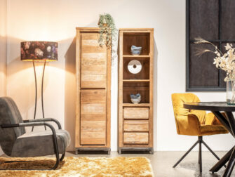 hoge smalle boekenkast van teakhout