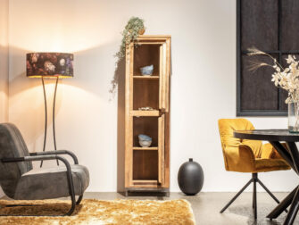 stoere gesloten smalle kast