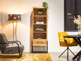 hoge smalle boekenkast met lade