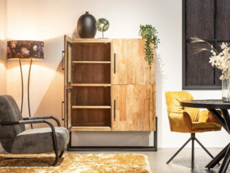 stoere gesloten kast met stalen onderstel