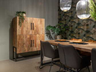 grote houten opbergkast met stalen frame