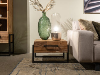 kleine bijzettafel met een lade