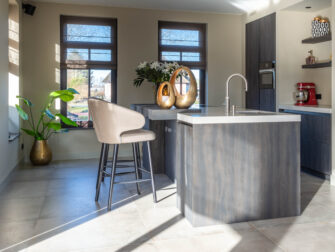 moderne barkruk met zwart onderstel