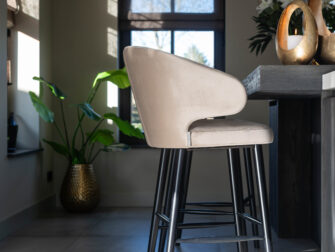 elegante barkruk met zwart onderstel