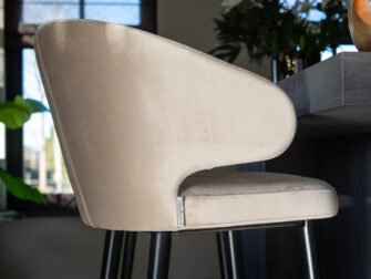 stoere barkruk met zwart onderstel