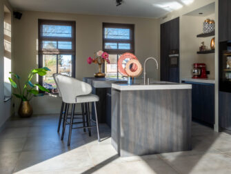 boucle barkruk met zwart onderstel