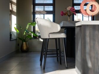 wit barkruk met zwart onderstel