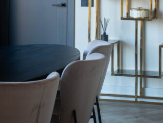 trendy eetkamerstoel met subtiel onderstel