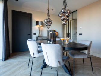 trendy eetkamerstoel met zwart onderstel