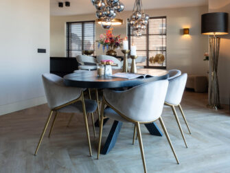 stoffen eetkamerstoel met goud onderstel