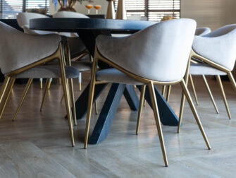 organische eetkamerstoel met goud onderstel