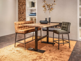 voorraad bartafel met stalen poten