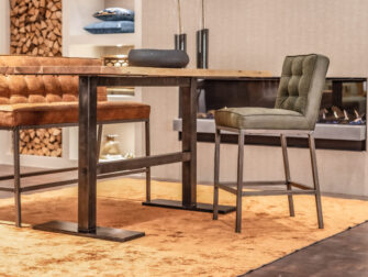 voorraad bartafelbank en barkrukken