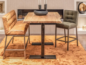 bartafel met bartafelbank en barkrukken