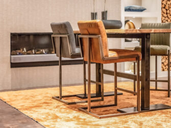 voorraad bartafel met stalen poten