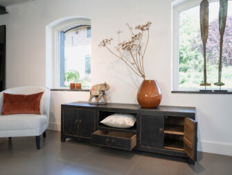 zwart tv-meubel met deuren en open vak