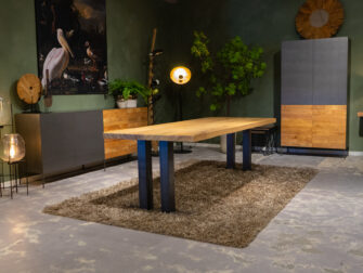 Grote tafel met stalen poot