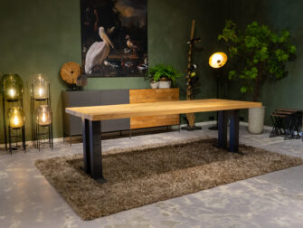 Tafel met dik houten blad