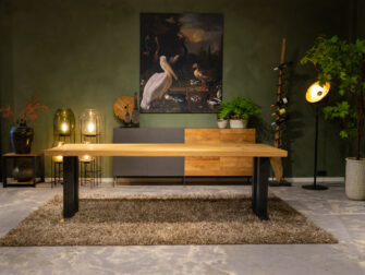 Eettafel met dik houten blad