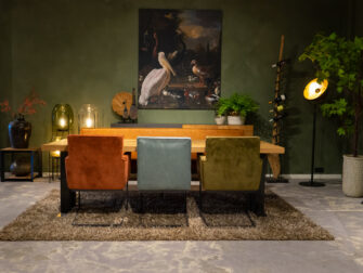 Grote tafel met stoelen