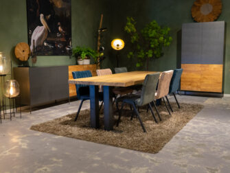 Tafel met massief houten blad