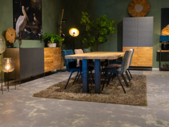 tafel met stalen onderstel