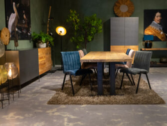 eetkamertafel met stalen onderstel