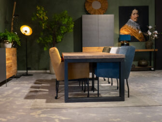 ruime tafel met stoelen