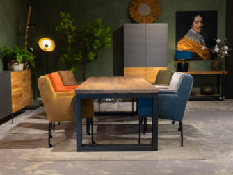 tafel met eetkamerstoelen